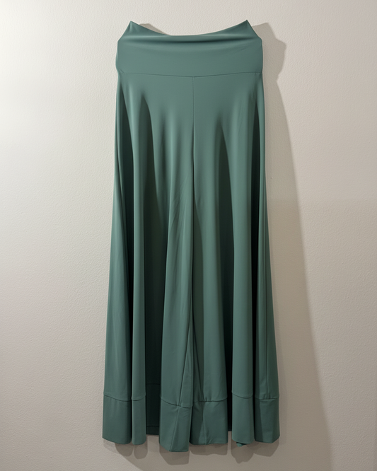 Gonna verde sfondo neutro