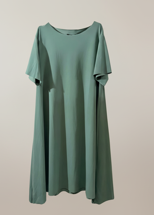 Abito verde salvia con maniche - sfondo neutro