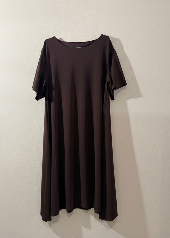 Abito marrone con maniche - sfondo neutro