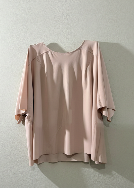 Maglia rosa cipria - sfondo neutro