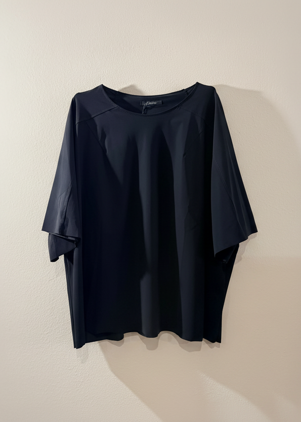 Maglia nera - sfondo neutro