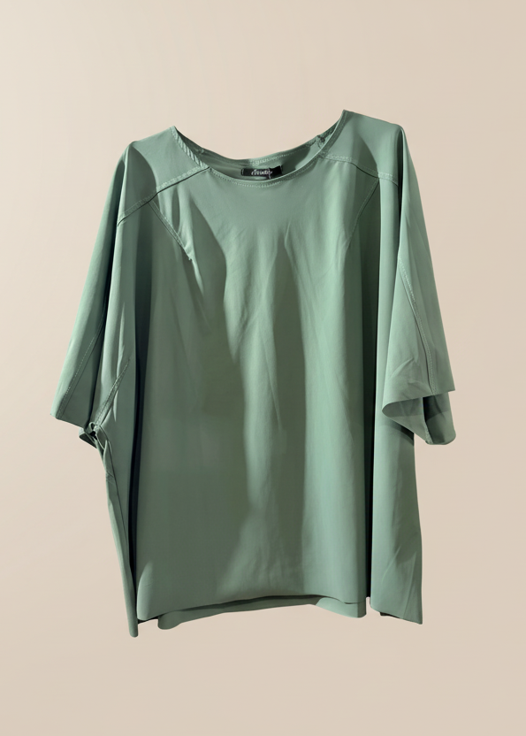 Maglia verde salvia - sfondo neutro