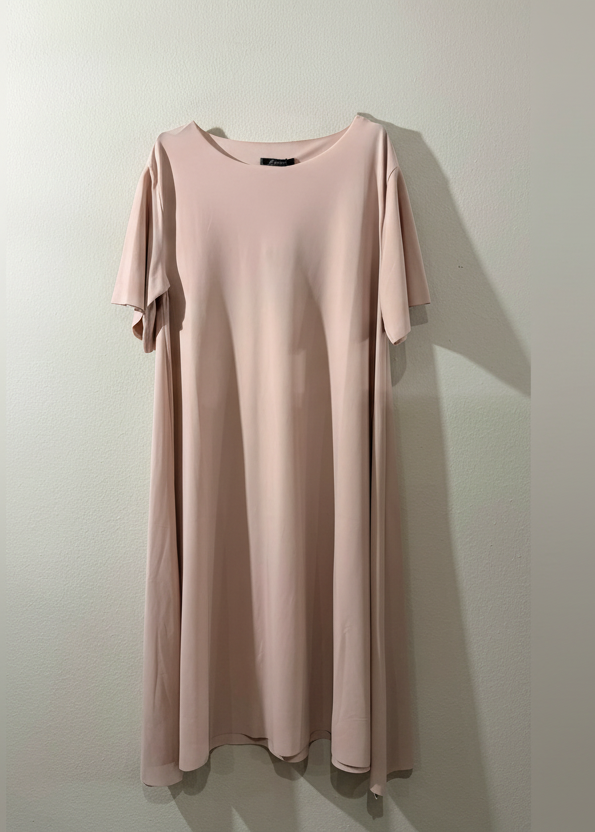 Abito rosa cipria con maniche - sfondo neutro