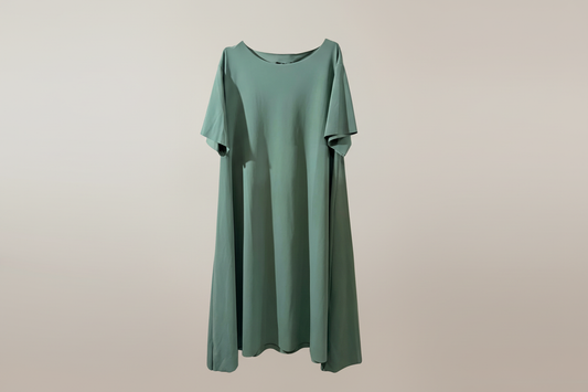 Abito verde salvia con maniche - sfondo neutro