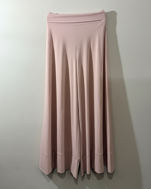 Gonna rosa sfondo neutro