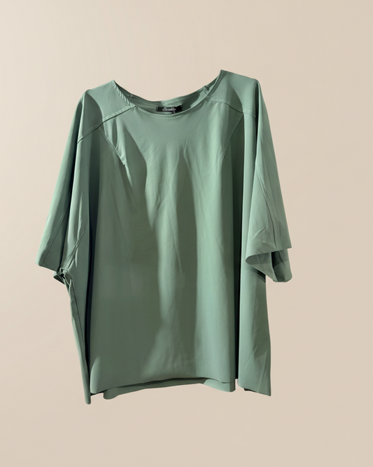 Maglia verde salvia - sfondo neutro