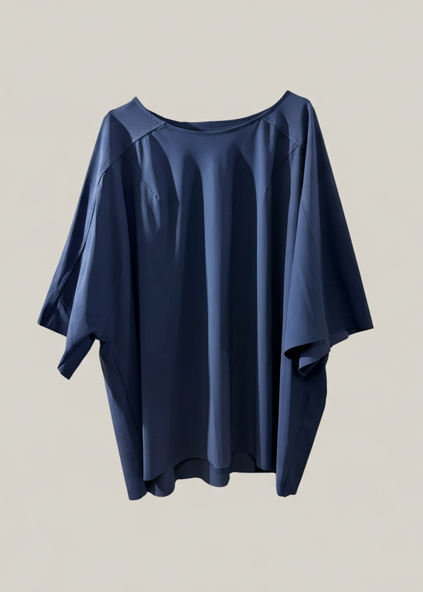 Maglia blu navy - sfondo neutro