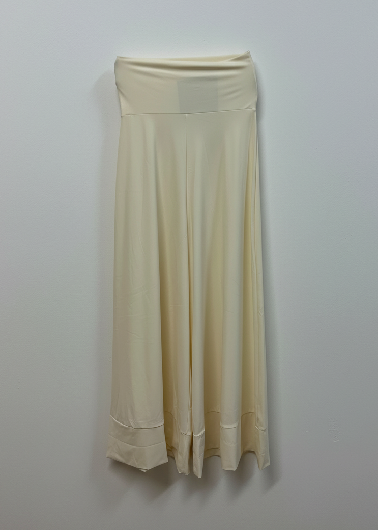 Pantalone panna sfondo neutro